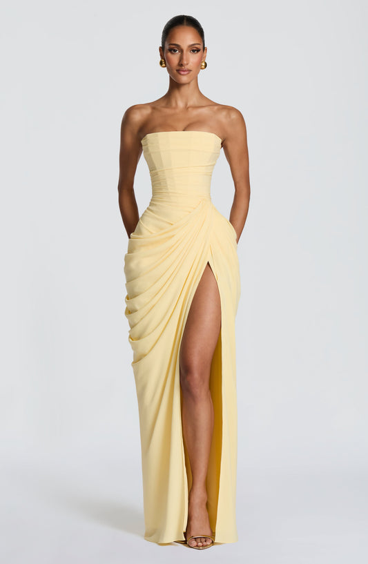 Vestido strapless drapeado con abertura