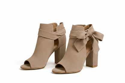 Botines de tacón con moño decorativo