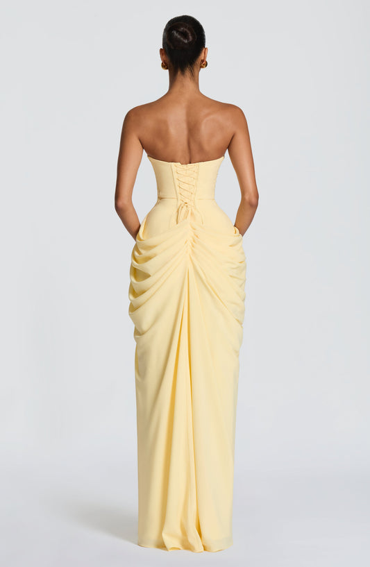 Vestido strapless drapeado con abertura